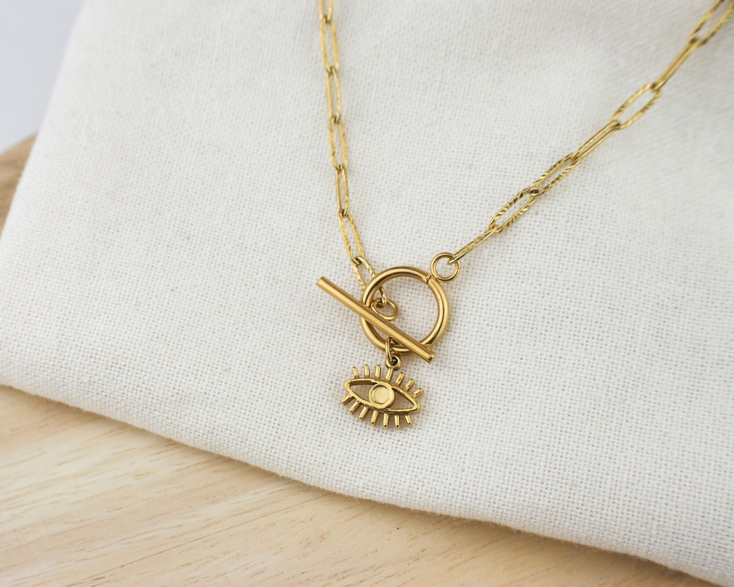 Collier oeil en acier inoxydable doré et fermoir T