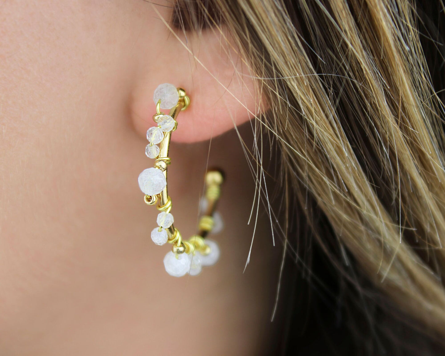 Boucles d'oreilles créoles ouvertes dorées et pierres