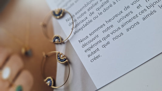 Boucles d'oreilles créoles en acier inoxydable et pétales de pierres naturelles