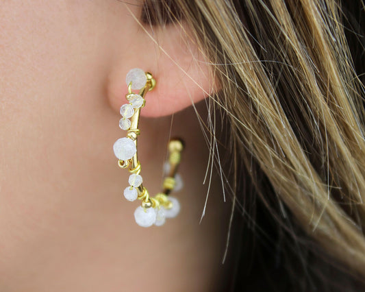 Boucles d'oreilles créoles ouvertes dorées et pierres